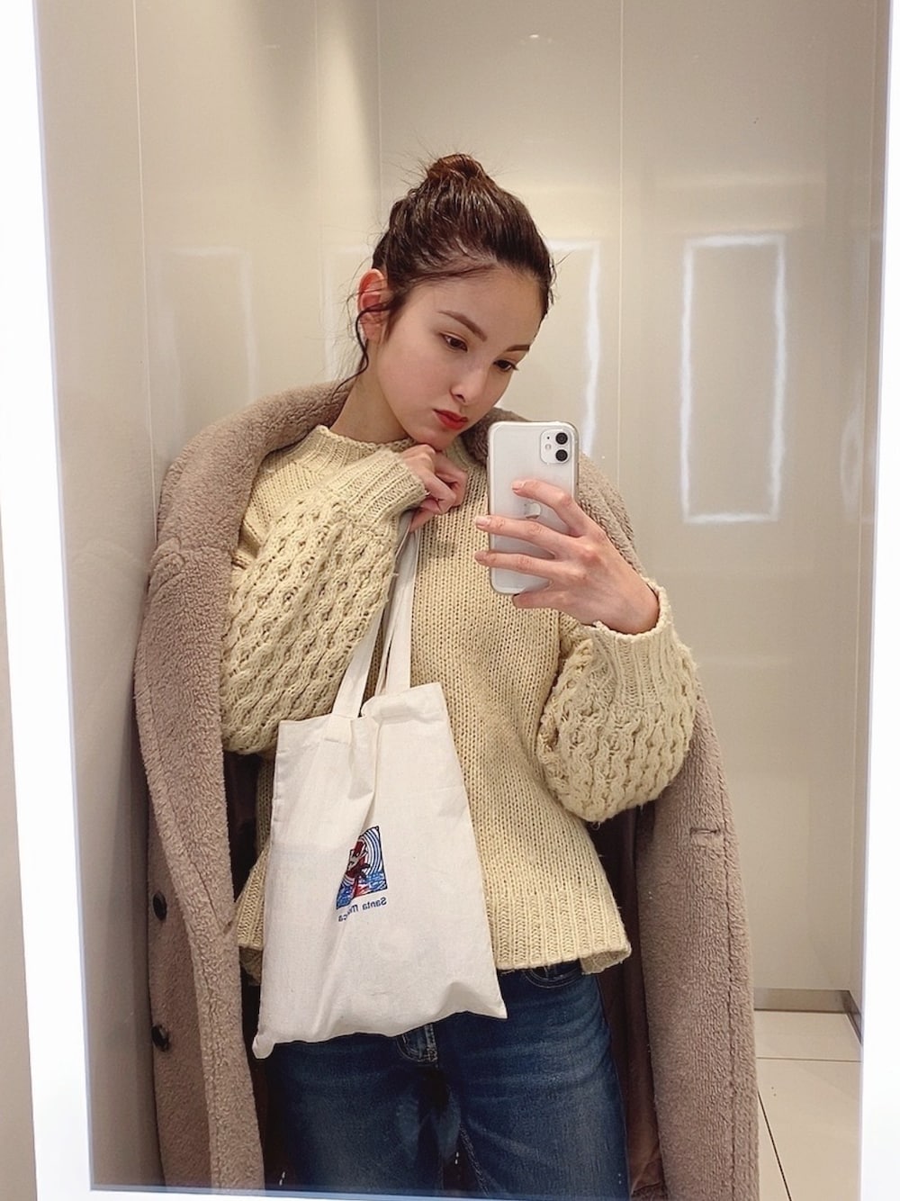 「大人カジュアル、ボアコート、デニムコーデ、ざっくりニット、おだんごヘアー、ゆるコーデ、ご近所コーデ、トートバッグ、大人可愛い」｜「JEANASISのボアチェスターコート/817218（チェスターコート、ベージュ系）」を使った、七瀬みなみさん（レディース・168cm）の冬コーディネートの1枚目の写真
