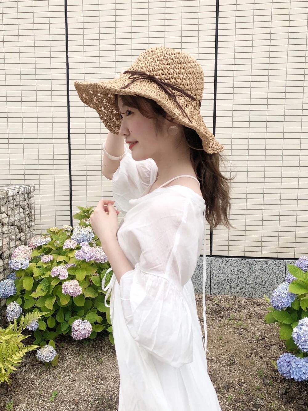 「who's who chico、フーズフーチコ、シャツワンピース、ワンピース、むぎわら帽子、ハット、ハットコーデ」｜「Chicoのシアー2WAYボリュームワンピース（シャツワンピース、ホワイト系）」を使った、tomohaさん（レディース・156cm）の夏コーディネートの1枚目の写真