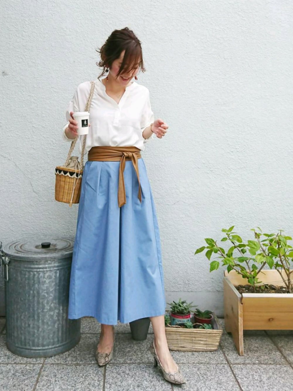 「はるコーデ、サッシュベルト、パンツスタイル、プチプラ」｜「UR'Sの【CLASSY3月号掲載】 ｽｷｯﾊﾟｰﾄﾞﾛｯﾌﾟﾌﾞﾗｳｽ（シャツ/ブラウス、ホワイト系）」を使った、JUNKOさん（レディース・162cm）の春コーディネートの1枚目の写真