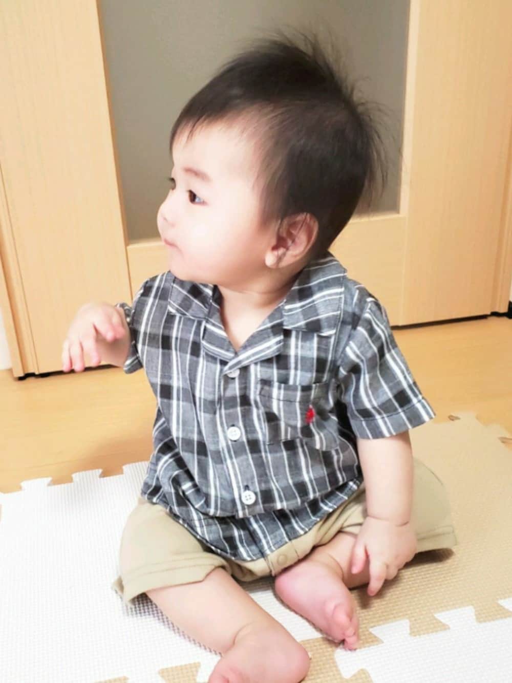 ブラック系のロンパースを着用したキッズの春コーディネートの1枚目の写真