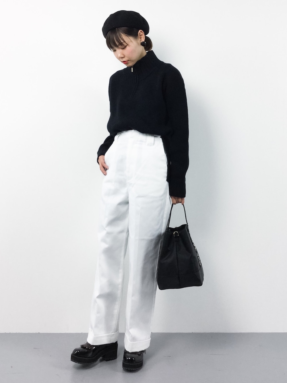 ブラック系のニット/セーター、ホワイト系のその他パンツ、ブラック系のショルダーバッグを着用したレディースの冬コーディネートの1枚目の写真