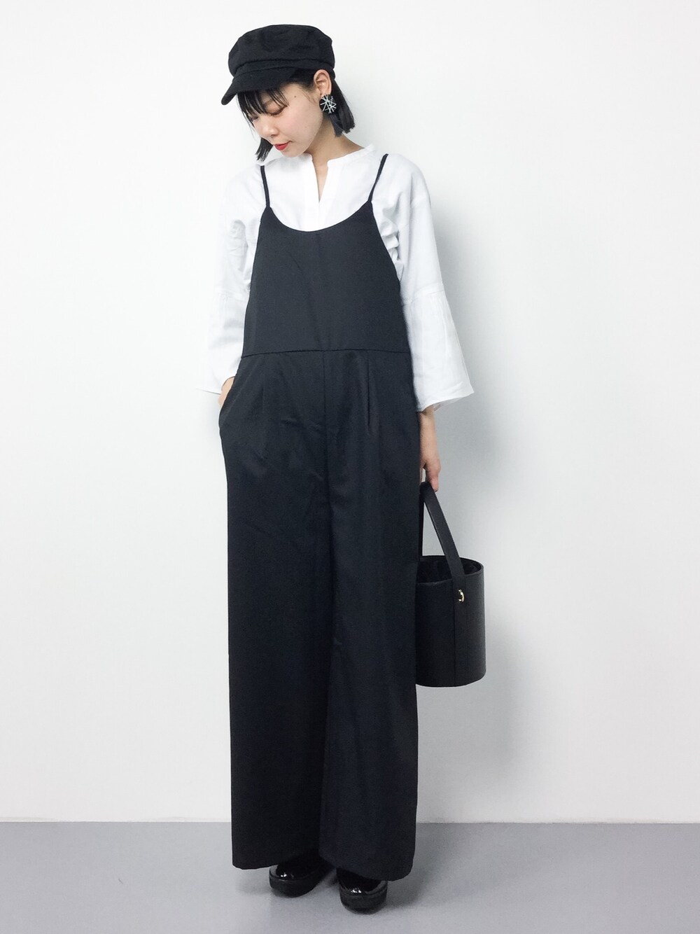「シンプル、ラフ、ラクチンコーデ、オトナカジュアル」｜「antiquaのシンプルモードサロペット（サロペット/オーバーオール、ブラック系）」を使った、ambiさん（レディース・160cm）の冬コーディネートの1枚目の写真