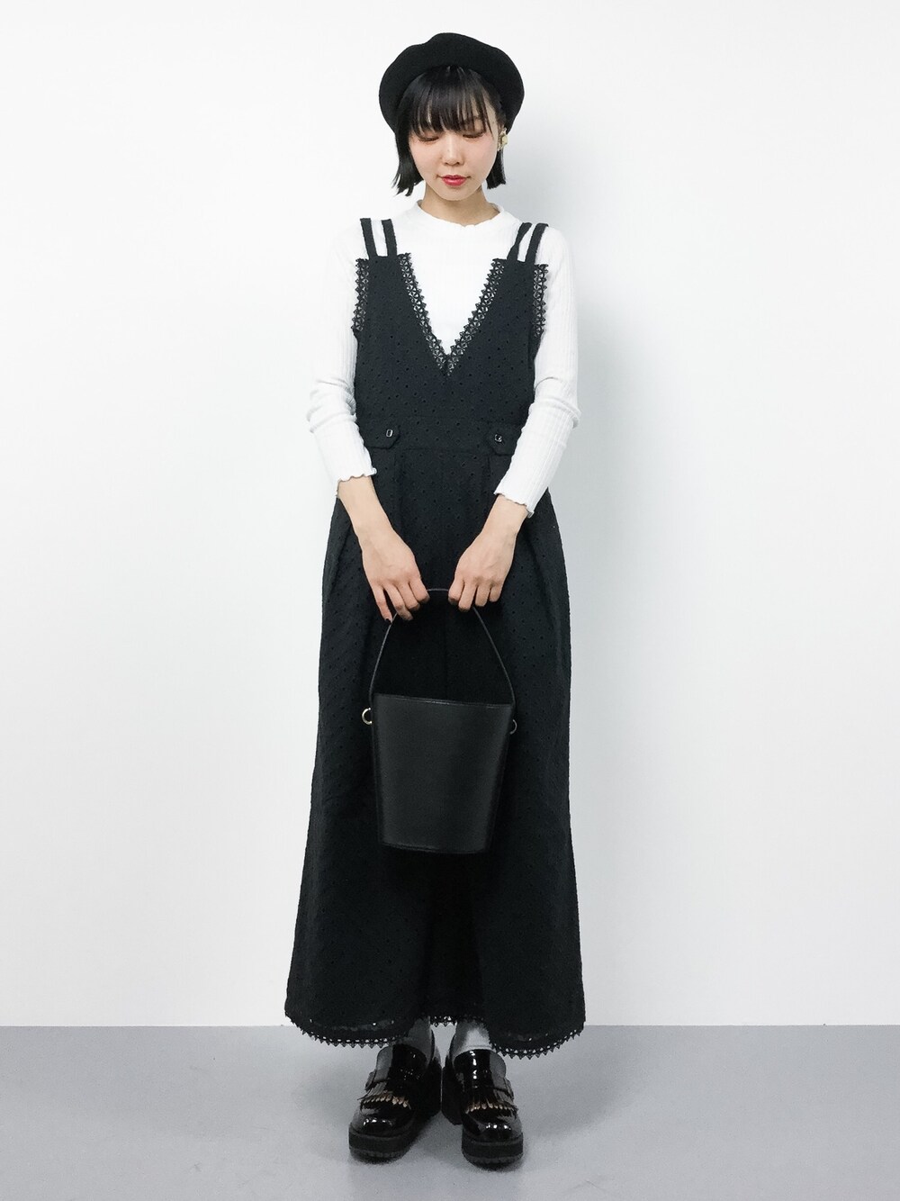 「シンプル、モノトーン、ラクチンコーデ、オトナカジュアル」｜「dazzlinの深Ｖネックレースコンビネゾン（つなぎ/オールインワン、ブラック系）」を使った、ambiさん（レディース・160cm）の冬コーディネートの1枚目の写真