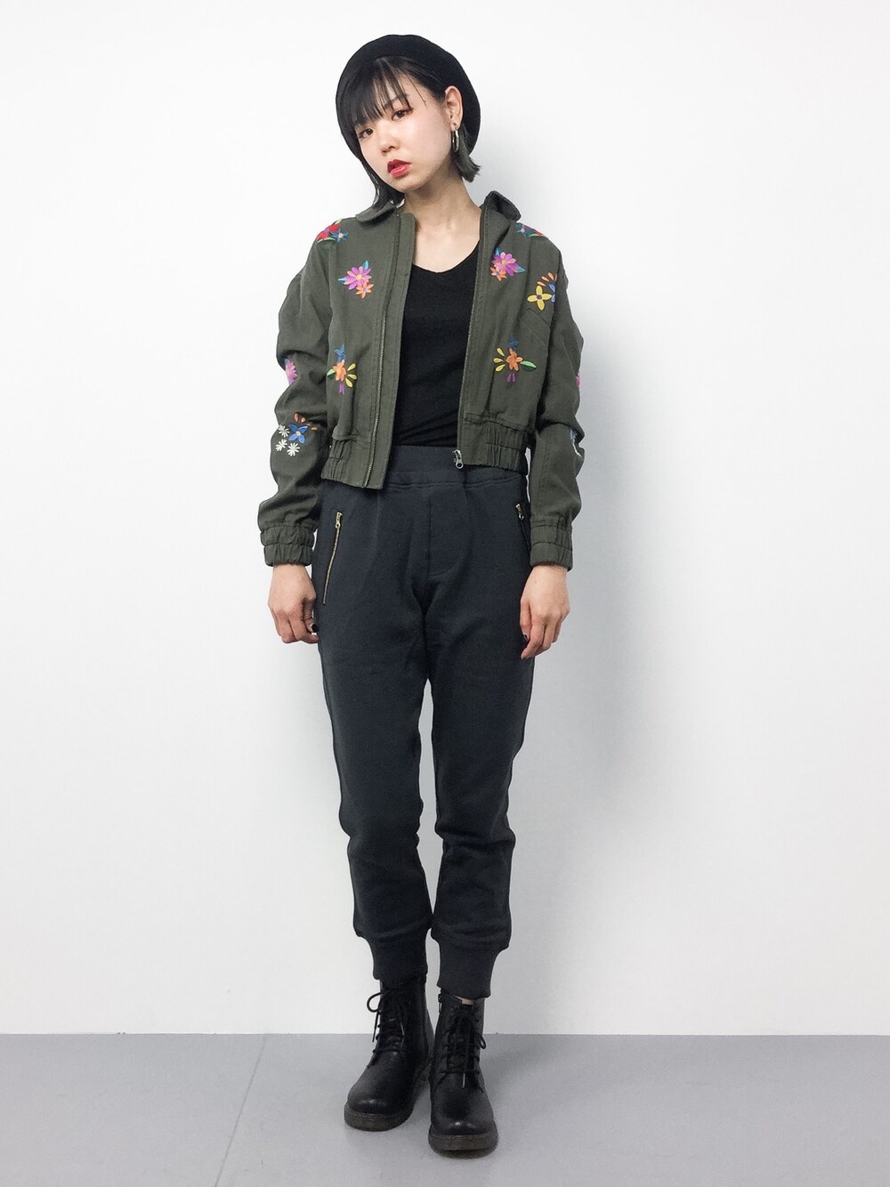 「ラフ、春コーデ、ラクチンコーデ、オトナカジュアル」｜「MOUSSYのFLOWER EMBROIDERY BZ（ブルゾン、グリーン系）」を使った、ambiさん（レディース・160cm）の春コーディネートの1枚目の写真