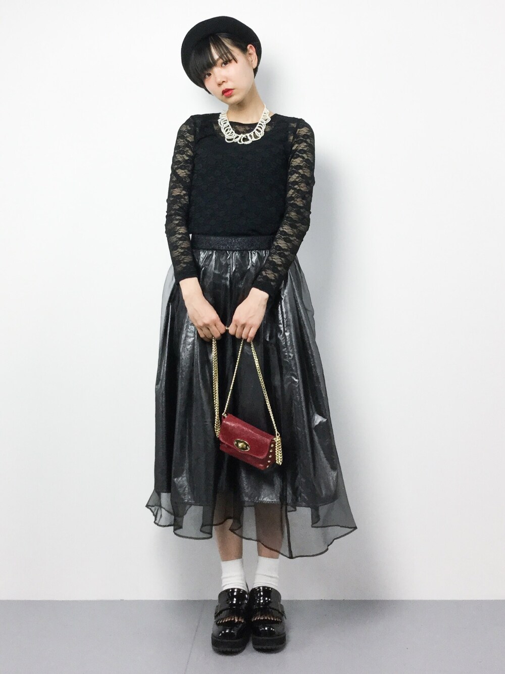 「クラシカル、ベレー帽、ガーリー、個性派」｜「SNIDELのカットレーストップス（Tシャツ/カットソー、ブラック系）」を使った、ambiさん（レディース・160cm）の春コーディネートの1枚目の写真