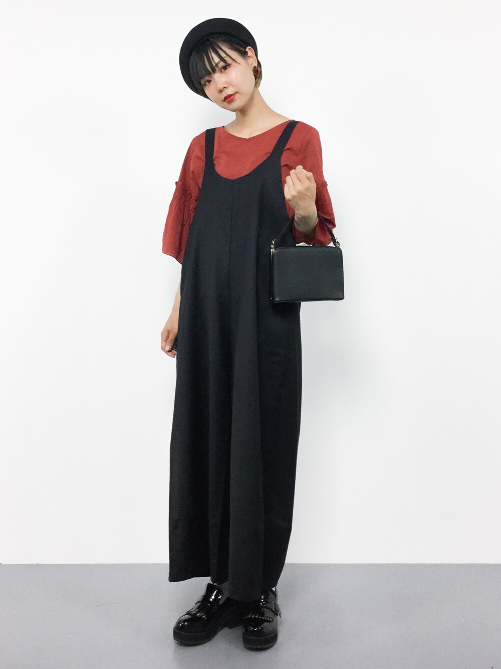 「シンプル、ベレー帽、オールインワン、大人カジュアル、レトロ、ラフ、きれいめカジュアル、ootd、ラクチンコーデ、オトナカジュアル」｜「ikkaのストレッチブラウス（シャツ/ブラウス、レッド系）」を使った、ambiさん（レディース・160cm）の夏コーディネートの1枚目の写真