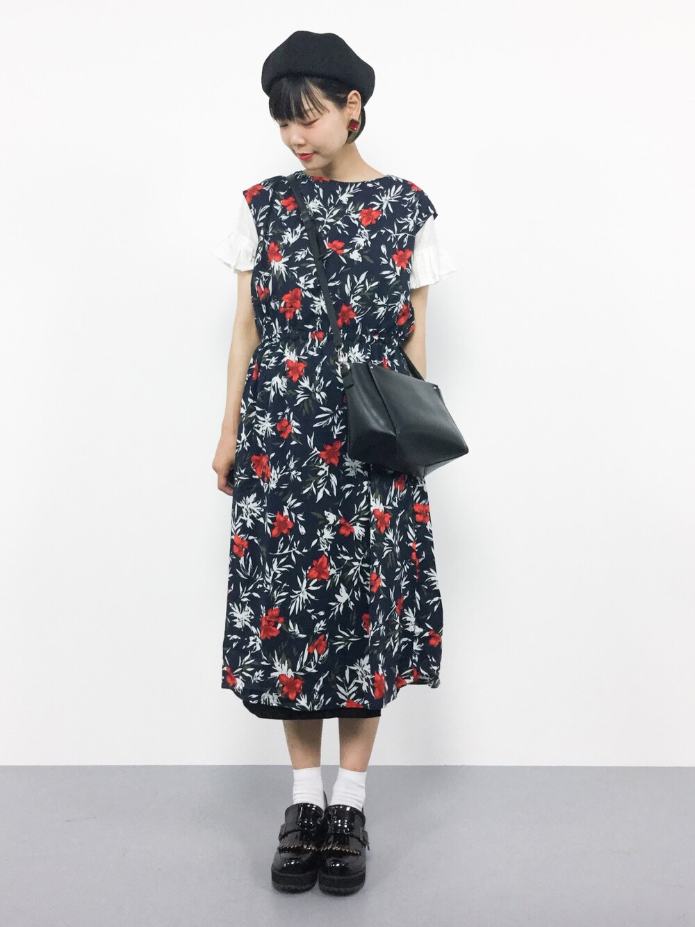 「ワンピース、シンプル、ベレー帽、summer、ガーリー、キレイめ、レトロ、きれいめカジュアル、ootd、outfit」｜「GLOBAL WORKの【吸水速乾】リバーシブルワンピースノースリーブ/738857（ワンピース、ブルー系）」を使った、ambiさん（レディース・160cm）の夏コーディネートの1枚目の写真