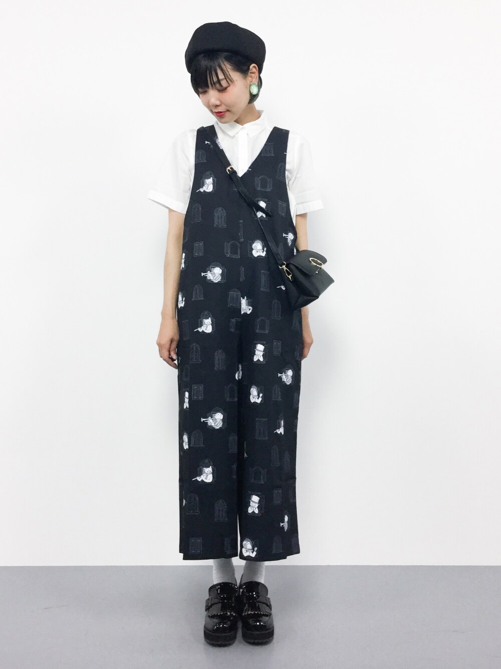 「ベレー帽、サロペット、summer、モノトーン、大人カジュアル、レトロ、きれいめカジュアル、個性派、ootd、ラクチンコーデ」｜「merlot plusの窓からオーケストラ柄ワイドサロペット5922（サロペット/オーバーオール、ブラック系）」を使った、ambiさん（レディース・160cm）の夏コーディネートの1枚目の写真