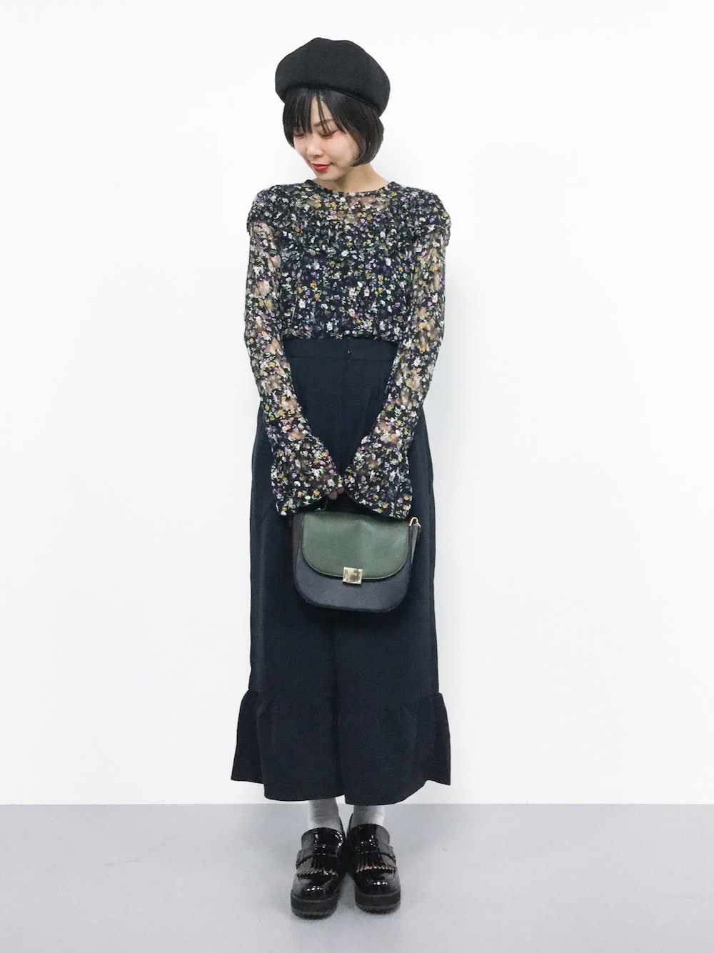 その他のシャツ/ブラウス、ブルー系のその他パンツ、グリーン系のショルダーバッグを着用したレディースの夏コーディネートの1枚目の写真