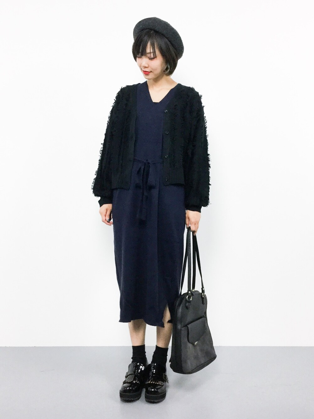 「カーディガン、ワンピース、シンプル、ベレー帽、ネイビー、大人カジュアル、秋服、秋、秋コーデ、秋冬コーデ」｜「SpRayのフリンジショートカーディガン（カーディガン/ボレロ、ブラック系）」を使った、ambiさん（レディース・160cm）の秋コーディネートの1枚目の写真