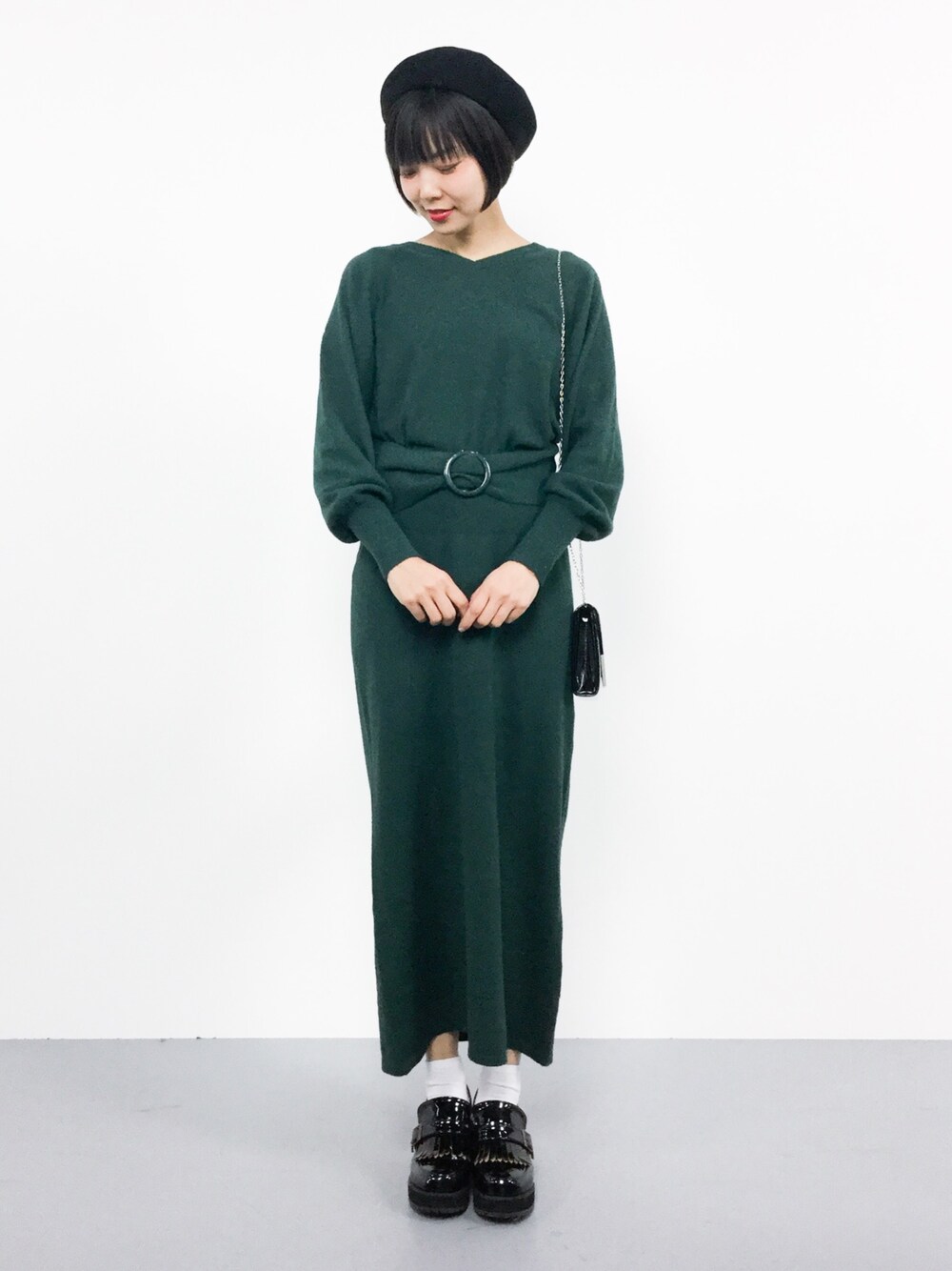 「クラシカル、シンプル、ベレー帽、ニットワンピース、キレイめ、緑、レトロ、冬、秋服、秋コーデ」｜「FLOVEのニットベルトワンピース（ワンピース、グリーン系）」を使った、ambiさん（レディース・160cm）の秋コーディネートの1枚目の写真