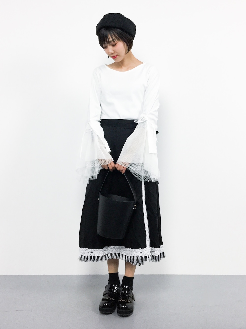 「スカート、ベレー帽、黒、モノトーン、ガーリー、レトロ、個性派、秋服、フレアスリーブ、秋コーデ」｜「MERLOTの裾レースフリンジラップスカート2407（スカート、ブラック系）」を使った、ambiさん（レディース・160cm）の秋コーディネートの1枚目の写真