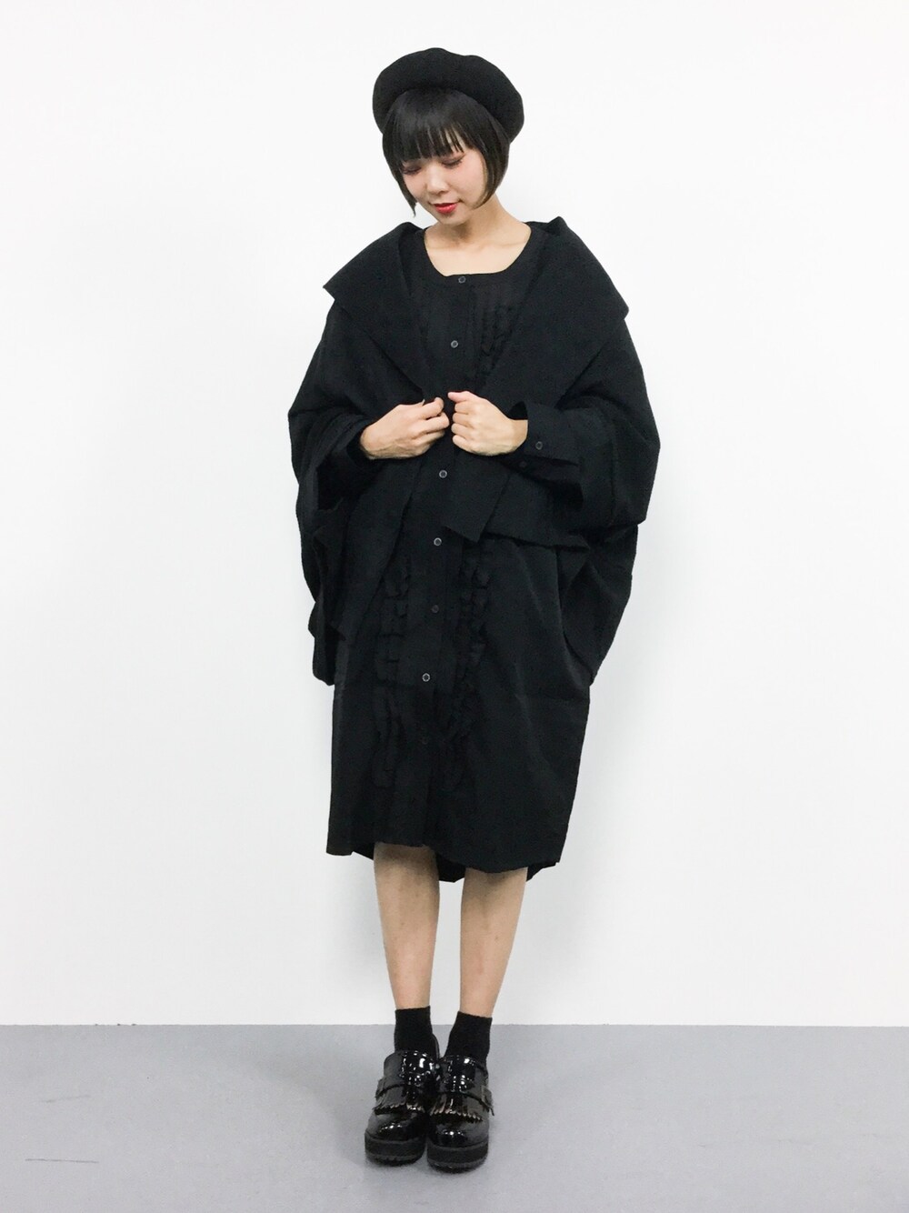「ジャケット、ベレー帽、ブラックコーデ、黒、オールブラック、プチプラ、個性派、羽織り、秋服、秋コーデ」｜「antiquaのデザインドルマン羽織り（その他アウター、ブラック系）」を使った、ambiさん（レディース・160cm）の秋コーディネートの1枚目の写真