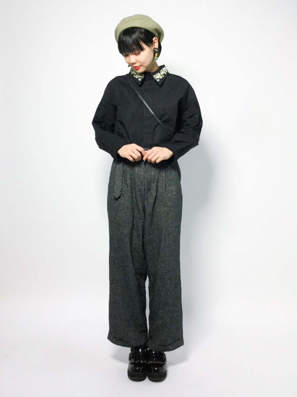 「シンプル、グレー、ベレー帽、黒、冬コーデ、大人カジュアル、ワイドパンツ、レトロ、シャツスタイル、刺繍ブラウス」｜「Samansa Mos2のベルト付パンツ（その他パンツ、グレー系）」を使った、ambiさん（レディース・160cm）の秋コーディネートの1枚目の写真