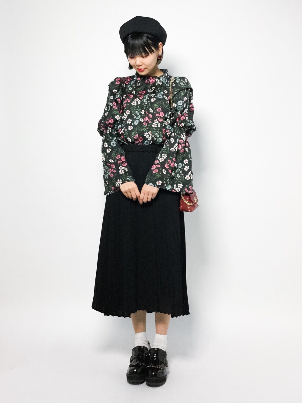 「ブラウス、シンプル、ベレー帽、花柄、ローファー、ブラックコーデ、黒、ガーリー、レトロ、プリーツスカート」｜「Two Facesの変形プリーツミディスカート（スカート、ブラック系）」を使った、ambiさん（レディース・160cm）の秋コーディネートの1枚目の写真