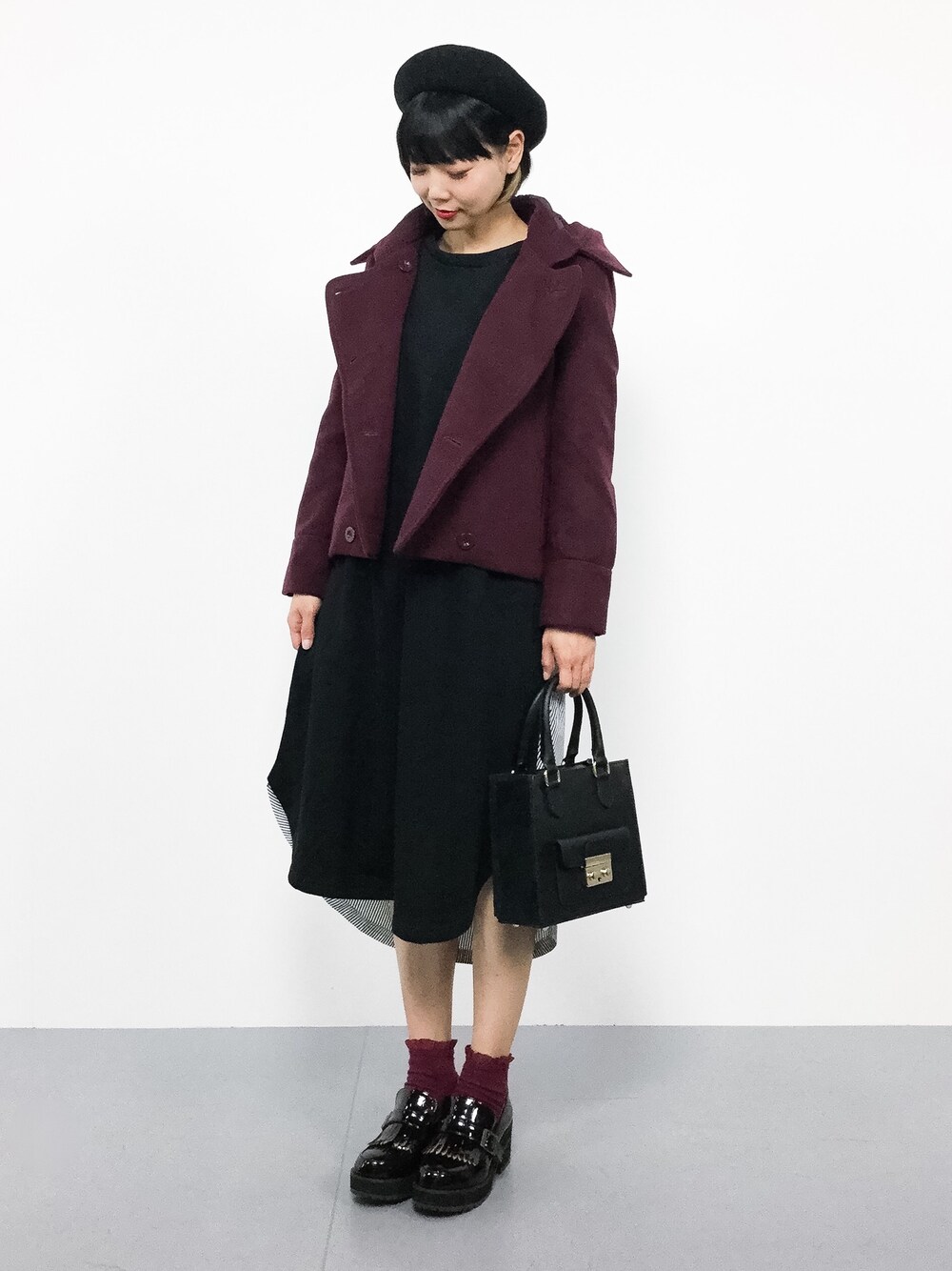 「アウター、シンプル、ベレー帽、ボルドー、黒、赤、ピーコート、冬コーデ、大人カジュアル、レトロ」｜「SEVENDAYS=SUNDAYの・TRモッサー フード付Pコート（ピーコート、レッド系）」を使った、ambiさん（レディース・160cm）の秋コーディネートの1枚目の写真