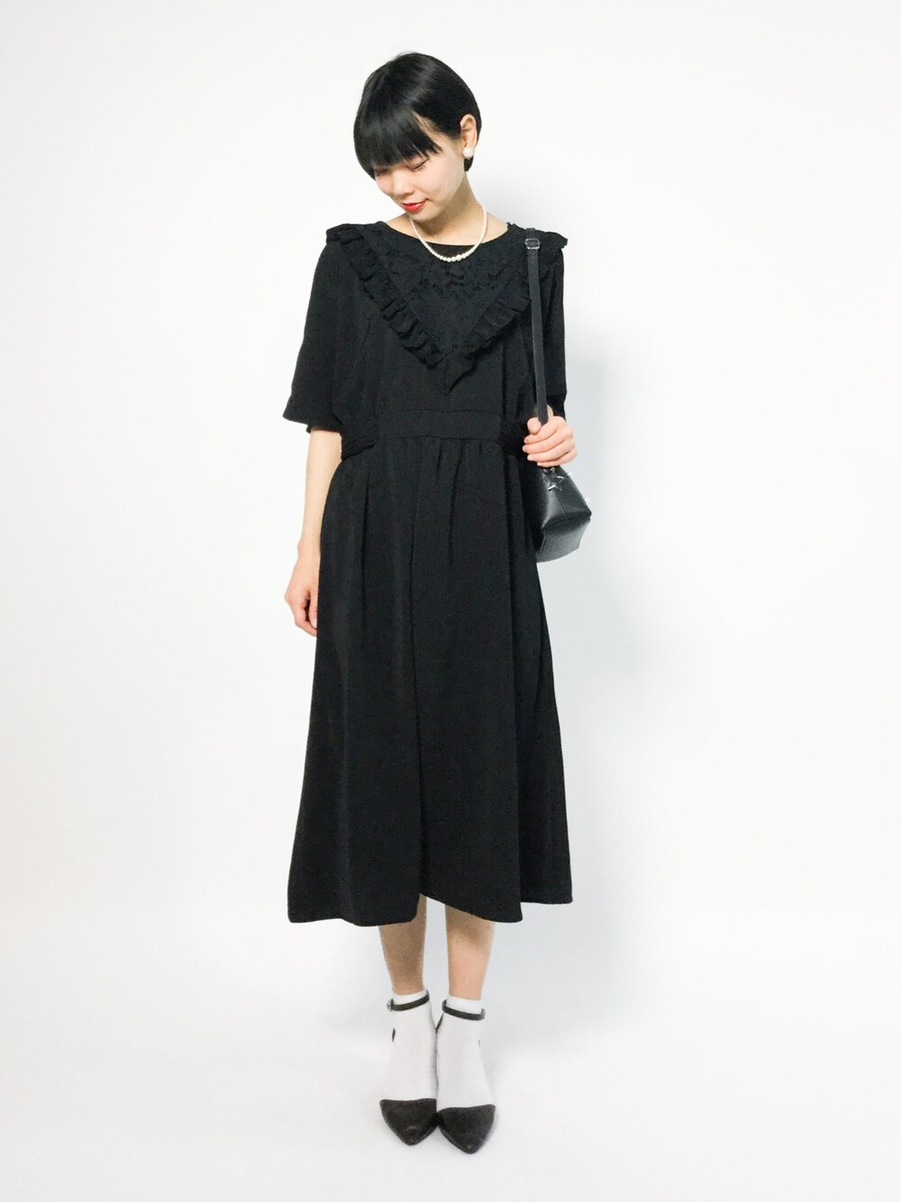 「ワンピース、クラシカル、シンプル、black、黒、パーティースタイル、結婚式、キレイめ、二次会、お呼ばれスタイル」｜「merlot plusのVフリルフラワーレースワンピース7299（ワンピース、ブラック系）」を使った、ambiさん（レディース・160cm）の冬コーディネートの1枚目の写真