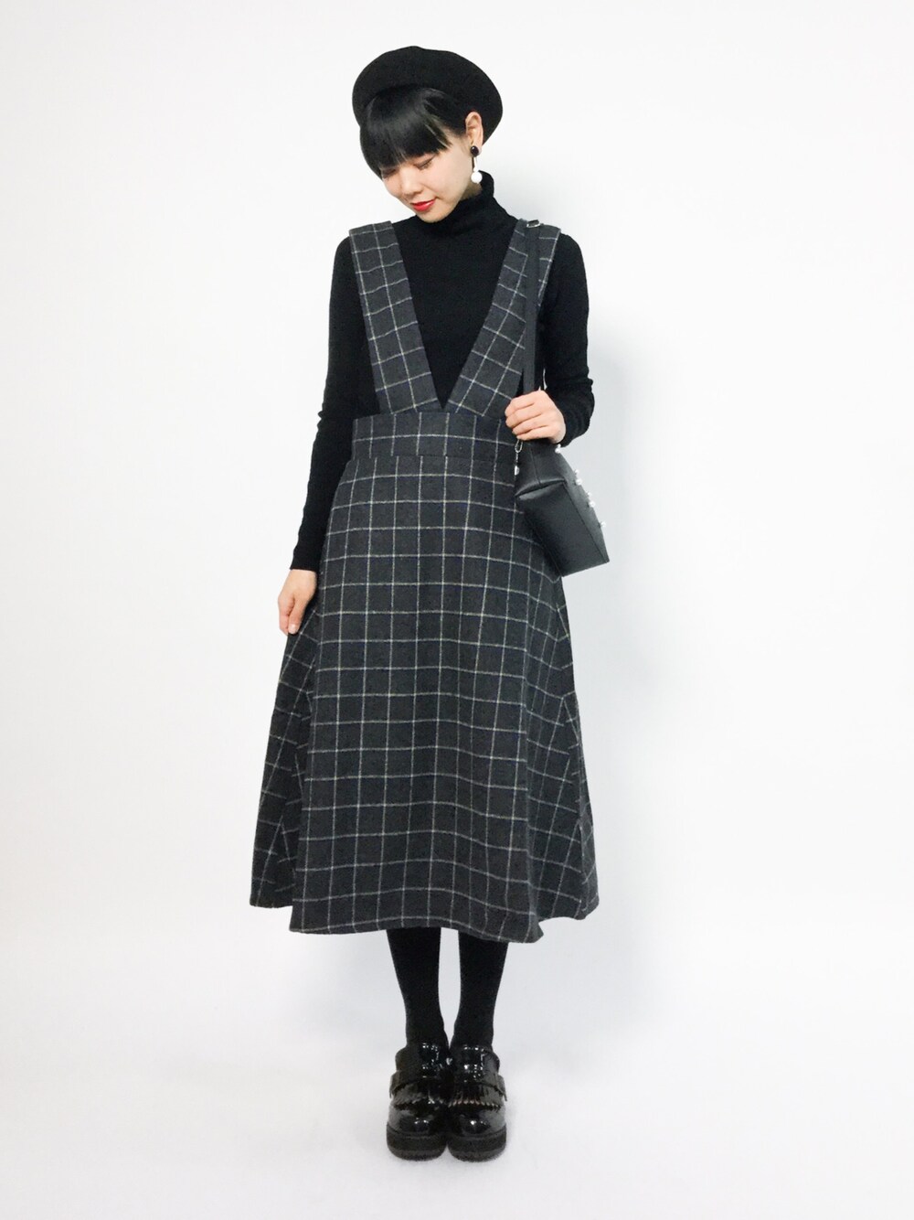 「シンプル、ベレー帽、ブラックコーデ、黒、冬コーデ、ジャンパースカート、クリスマス、レトロ、チェックスカート、きれいめカジュアル」｜「clearの起毛チェック柄ジャンパースカート（スカート、ブラック系）」を使った、ambiさん（レディース・160cm）の冬コーディネートの1枚目の写真