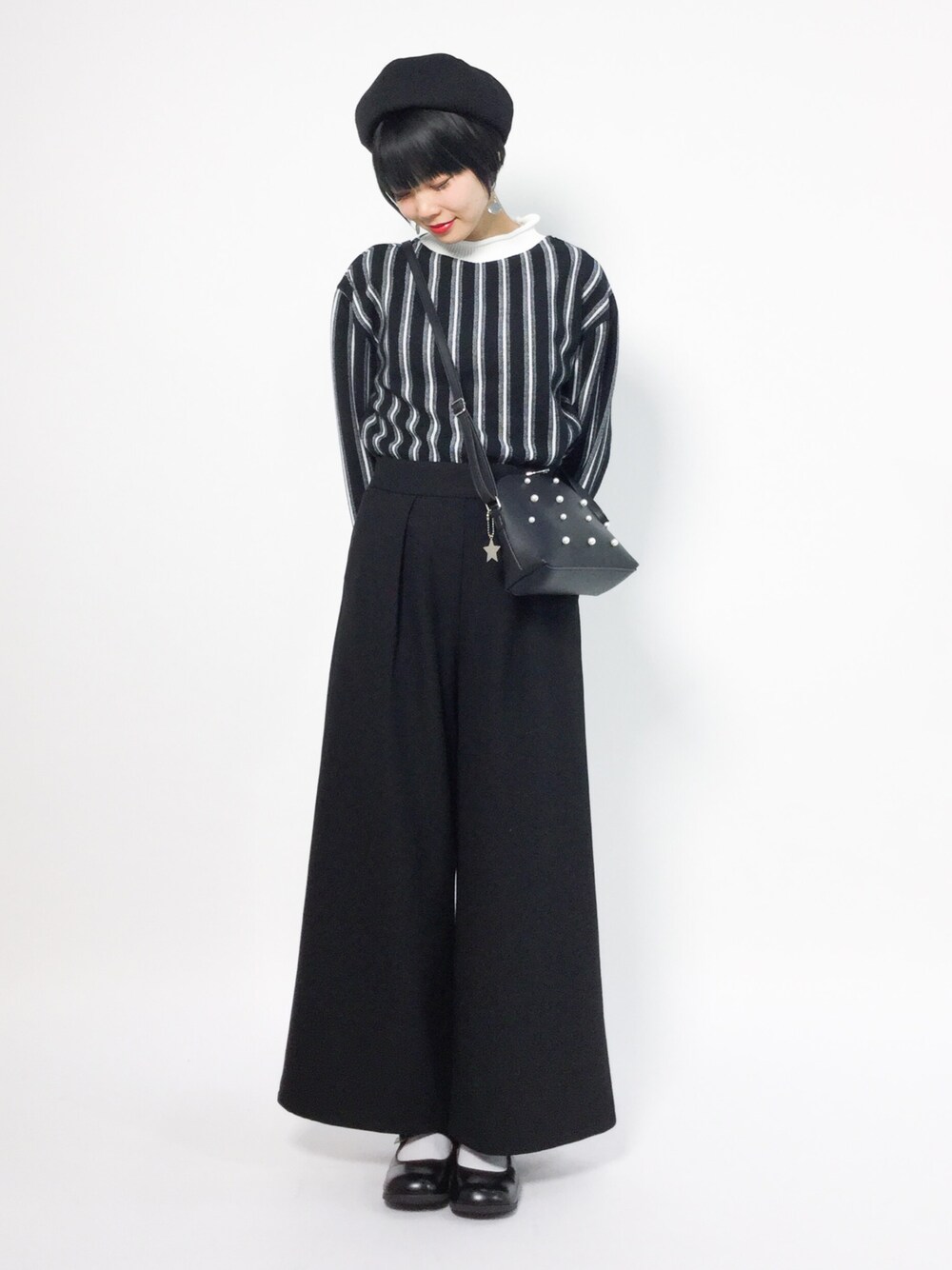 「カジュアル、シンプル、black、ベレー帽、ブラックコーデ、黒、ストライプ、冬コーデ、ワイドパンツ、レトロ」｜「AZUL by moussyのTRツイルセミワイドパンツ（その他パンツ、ブラック系）」を使った、ambiさん（レディース・160cm）の冬コーディネートの1枚目の写真
