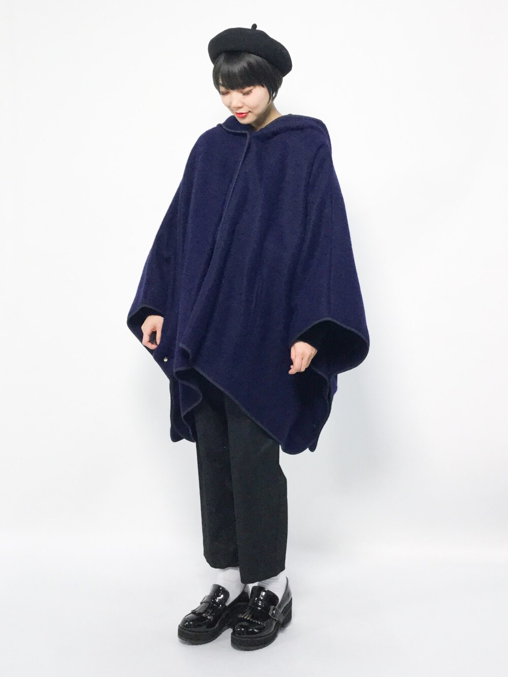 「コート、アウター、カジュアル、シンプル、ベレー帽、ネイビー、黒、冬コーデ、ポンチョ、レトロ」｜「Emma Taylorの【STYLEBAR】ウールケープコート（ポンチョ、ブルー系）」を使った、ambiさん（レディース・160cm）の冬コーディネートの1枚目の写真