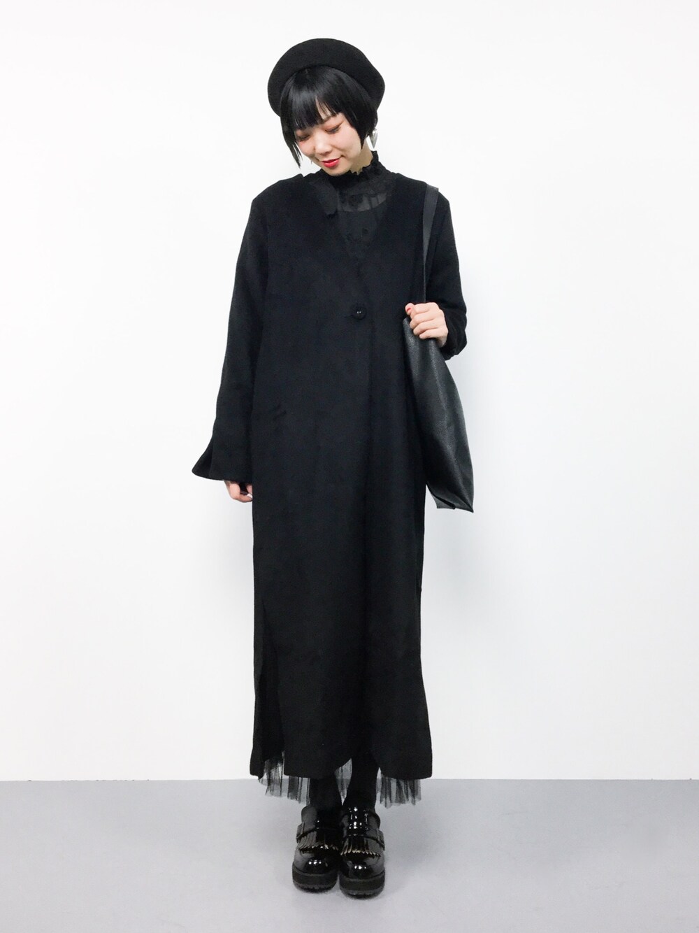 「アウター、シンプル、black、黒、冬コーデ、ロングコート、大人カジュアル、きれいめカジュアル、ZOZOセール、ZOZO新春セール開催中です！」｜「antiquaのデザインコート（ノーカラージャケット、ブラック系）」を使った、ambiさん（レディース・160cm）の冬コーディネートの1枚目の写真