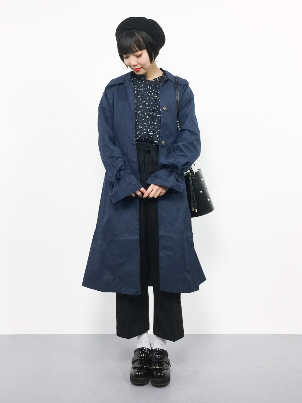 「シンプル、トレンチコート、ベレー帽、ネイビー、ロングコート、春服、スプリングコート、春コーデ、黒コーデ、花柄ブラウス」｜「titivateの袖ﾘﾎﾞﾝﾄﾚﾝﾁｺｰﾄ（トレンチコート、ブルー系）」を使った、ambiさん（レディース・160cm）の冬コーディネートの1枚目の写真