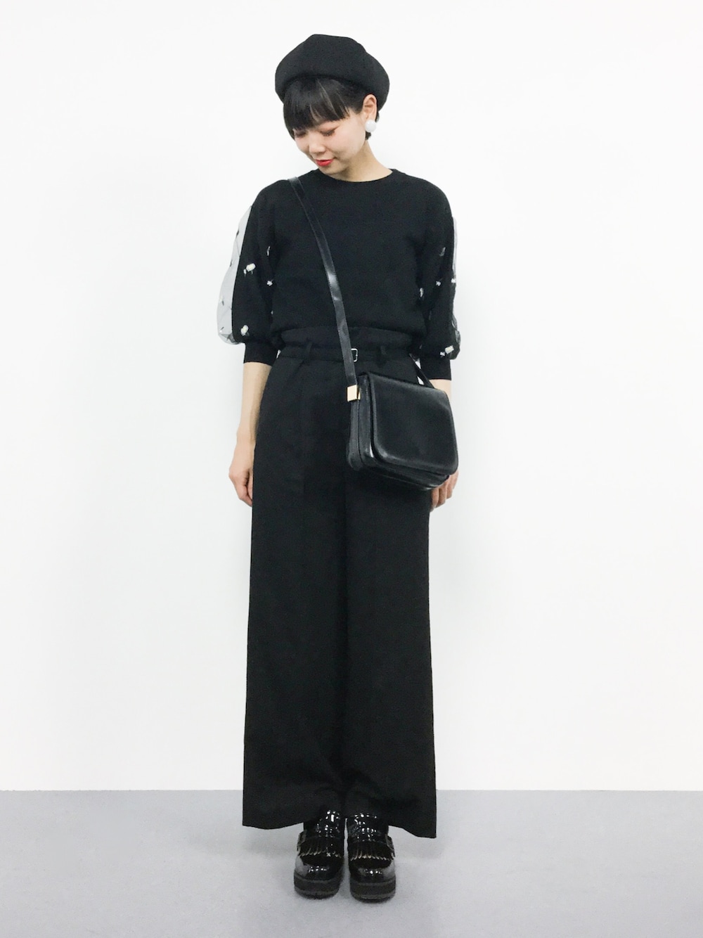 「ニット、black、ベレー帽、ブラックコーデ、黒、オールブラック、ワイドパンツ、レトロ、春、春コーデ」｜「A part byのPRPU ハイウエストワイドパンツ　783004（その他パンツ、ブラック系）」を使った、ambiさん（レディース・160cm）の冬コーディネートの1枚目の写真