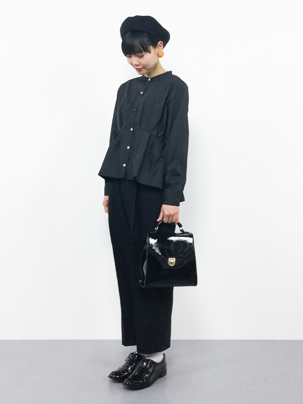 「テーパードパンツ、ブラウス、シンプル、ベレー帽、黒、オールブラック、レースアップシューズ、レトロ、きれいめカジュアル、春コーデ」｜「JEANASISのムジガラワイドテーパートラウザー/786965（その他パンツ、ブラック系）」を使った、ambiさん（レディース・160cm）の冬コーディネートの1枚目の写真