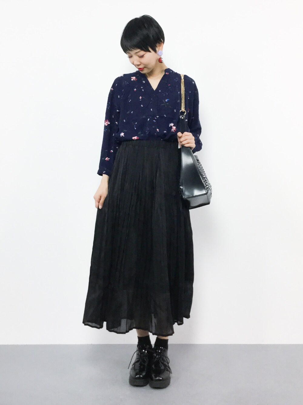 「ブラウス、シンプル、ブラック、黒、ロングスカート、レトロ、プリーツスカート、きれいめカジュアル、春、春コーデ」｜「merlot plusのプリーツスカート7532（スカート、ブラック系）」を使った、ambiさん（レディース・160cm）の春コーディネートの1枚目の写真