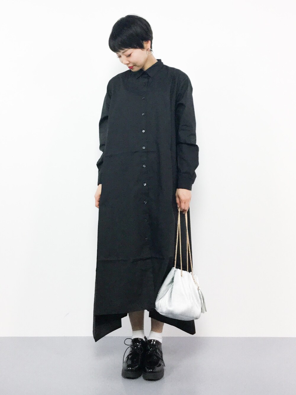 「ワンピース、シンプル、black、ブラック、黒、シャツワンピ、春、春服、ロングワンピース、春コーデ」｜「MERLOT IKYUのアシンメトリーヘムシャツワンピース1297（シャツワンピース、ブラック系）」を使った、ambiさん（レディース・160cm）の春コーディネートの1枚目の写真