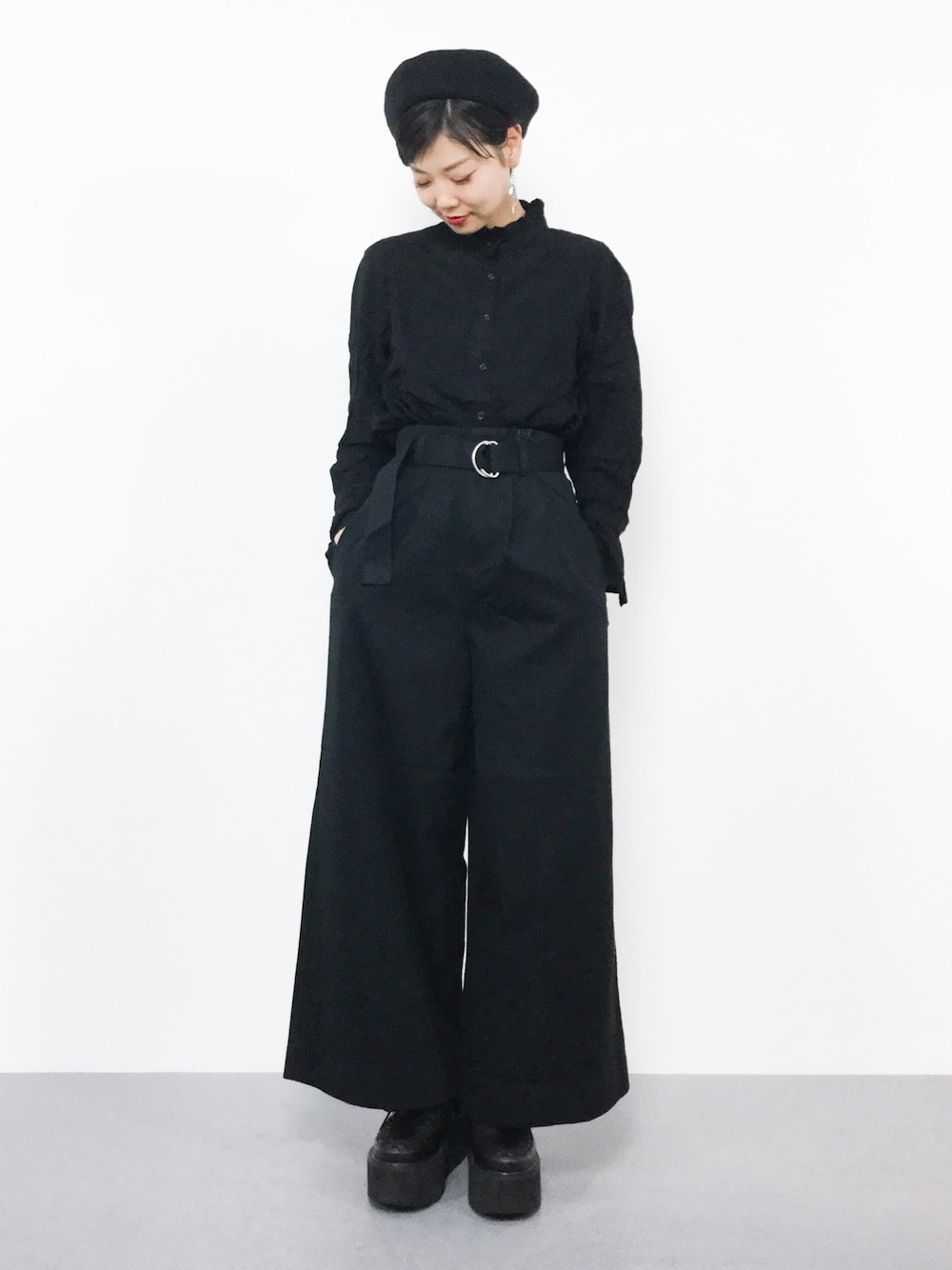 「ブラウス、シンプル、black、ブラック、黒、オールブラック、ワイドパンツ、プチプラ、春服、春コーデ」｜「rpsのＤカンベルト付チノツイルワイドパンツ（チノパンツ、ブラック系）」を使った、ambiさん（レディース・160cm）の春コーディネートの1枚目の写真