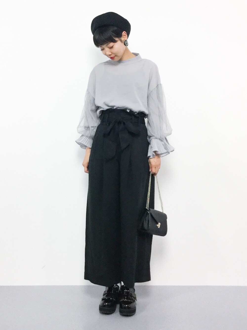 「ブラウス、シンプル、ベレー帽、黒、ワイドパンツ、きれいめカジュアル、春、春コーデ、はるコーデ、ボリューム袖」｜「NANO universeのハイウエストタックパンツ（その他パンツ、ブラック系）」を使った、ambiさん（レディース・160cm）の春コーディネートの1枚目の写真
