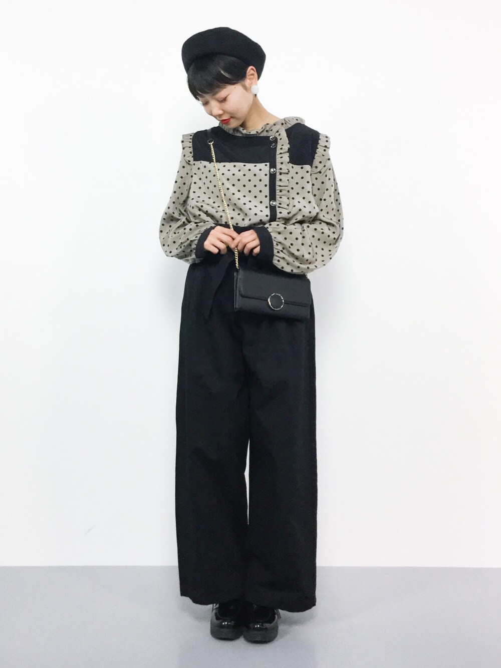 ブラック系のその他パンツ、ベージュ系のシャツ/ブラウス、ブラック系のショルダーバッグを着用したレディースの春コーディネートの1枚目の写真