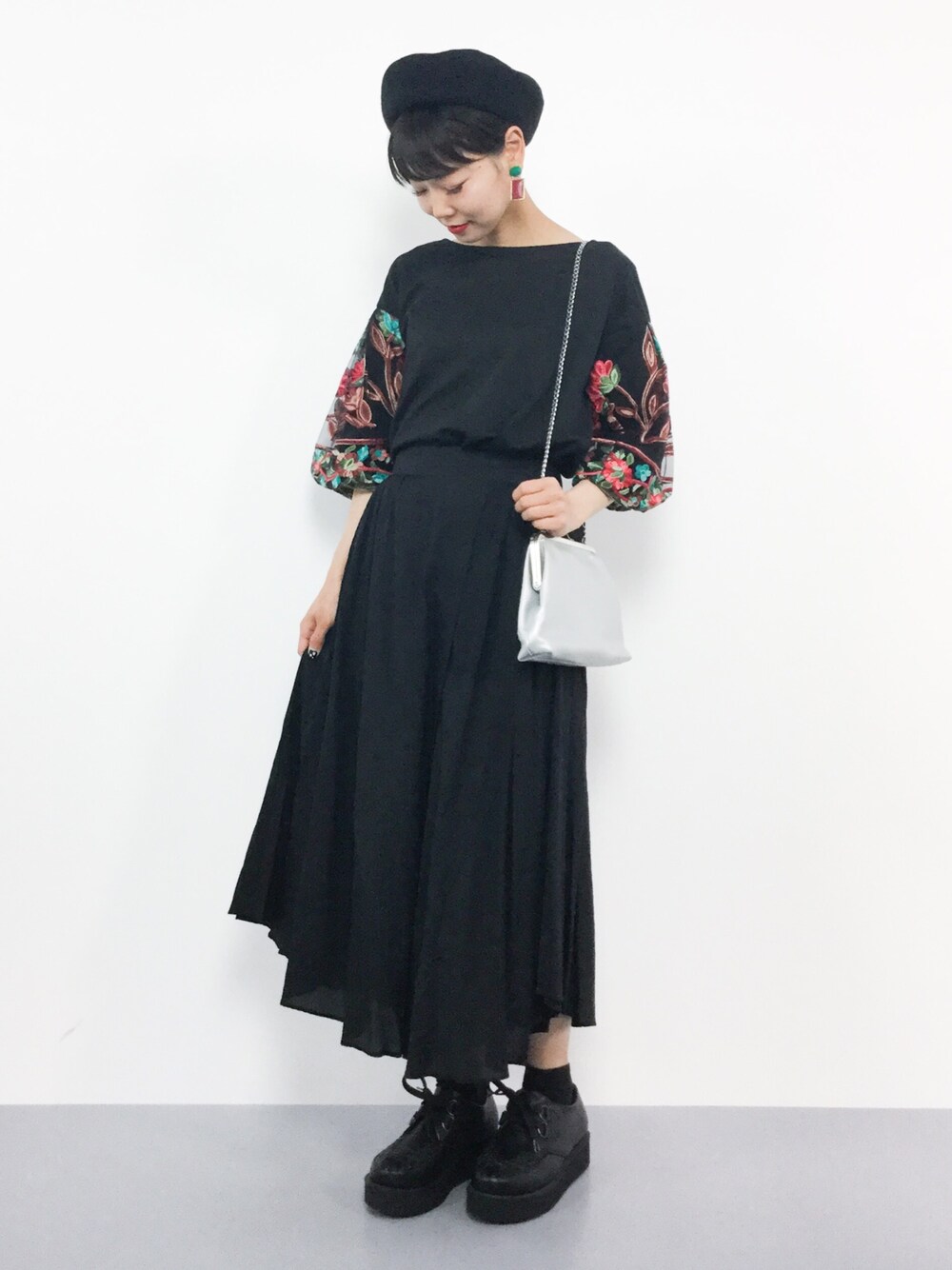 「black、ブラックコーデ、刺繍、黒、オールブラック、プチプラ、レトロ、個性派、URBAN RESEARCH、スカーチョ」｜「URBAN RESEARCHのラウンドヘム楊柳スカーチョ（その他パンツ、ブラック系）」を使った、ambiさん（レディース・160cm）の春コーディネートの1枚目の写真