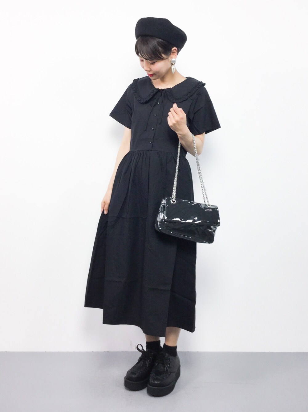 「ワンピース、シンプル、black、ベレー帽、ブラックコーデ、黒、フリル、ガーリー、merry jenny、夏コーデ」｜「merry jennyのbigフリルカラーリボンワンピース（ワンピース、ブラック系）」を使った、ambiさん（レディース・160cm）の夏コーディネートの1枚目の写真
