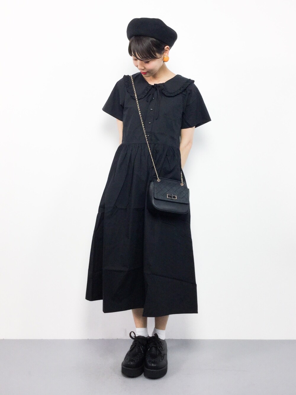 「ワンピース、シンプル、black、ベレー帽、ブラックコーデ、黒、フリル、ガーリー、レトロ、merry jenny」｜「merry jennyのbigフリルカラーリボンワンピース（ワンピース、ブラック系）」を使った、ambiさん（レディース・160cm）の夏コーディネートの1枚目の写真