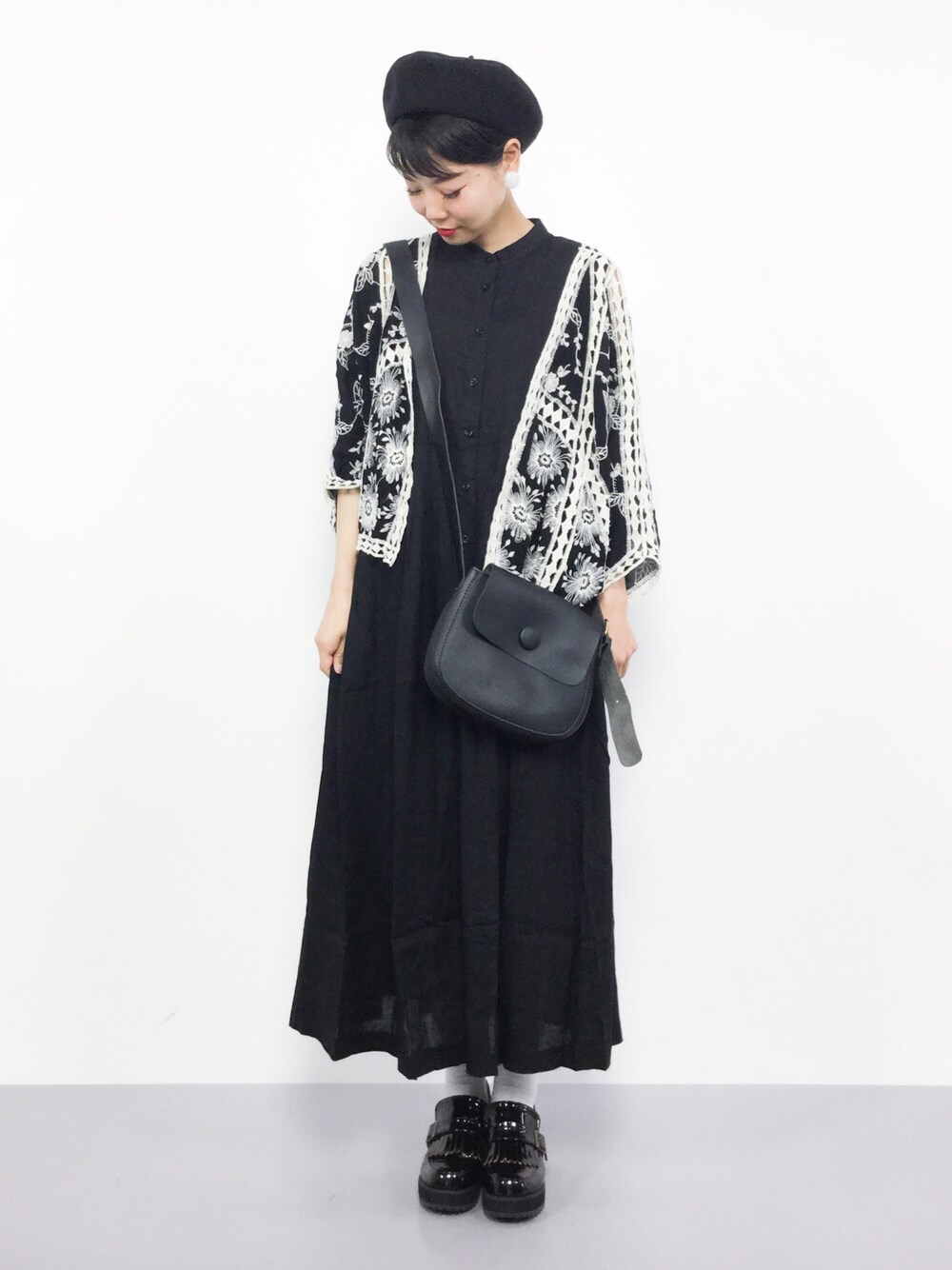 ブラック系のシャツワンピース、ブラック系のカーディガン/ボレロ、ブラック系のショルダーバッグを着用したレディースの夏コーディネートの1枚目の写真