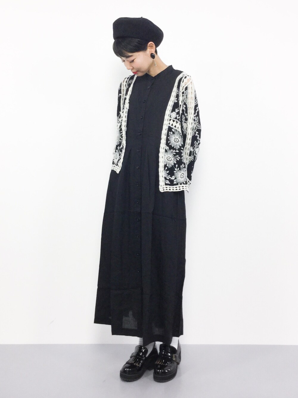 ブラック系のシャツワンピース、ブラック系のカーディガン/ボレロを着用したレディースの夏コーディネートの1枚目の写真