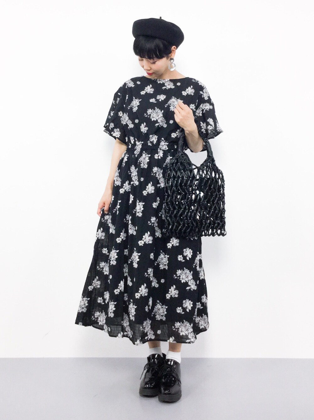 「ワンピース、black、ブラック、ベレー帽、黒、プチプラ、レトロ、ロングワンピース、花柄ワンピース、夏コーデ」｜「colzaの夏のおでかけやリゾートスタイルにおすすめ マキシ丈なのに涼しげな印象の素材感 花柄 無地 ロングワンピース（ワンピース、ブラック系）」を使った、ambiさん（レディース・160cm）の夏コーディネートの1枚目の写真