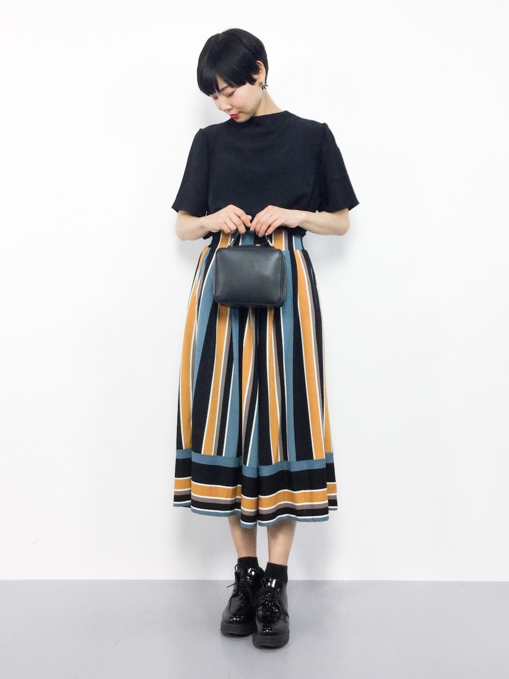 「ブラウス、柄パンツ、ブラック、黒、大人カジュアル、プチプラ、レトロ、ガウチョパンツ、個性派、夏コーデ」｜「AZUL by moussyのエスパンディパネル切り替えガウチョPT（その他パンツ、ブラック系）」を使った、ambiさん（レディース・160cm）の夏コーディネートの1枚目の写真