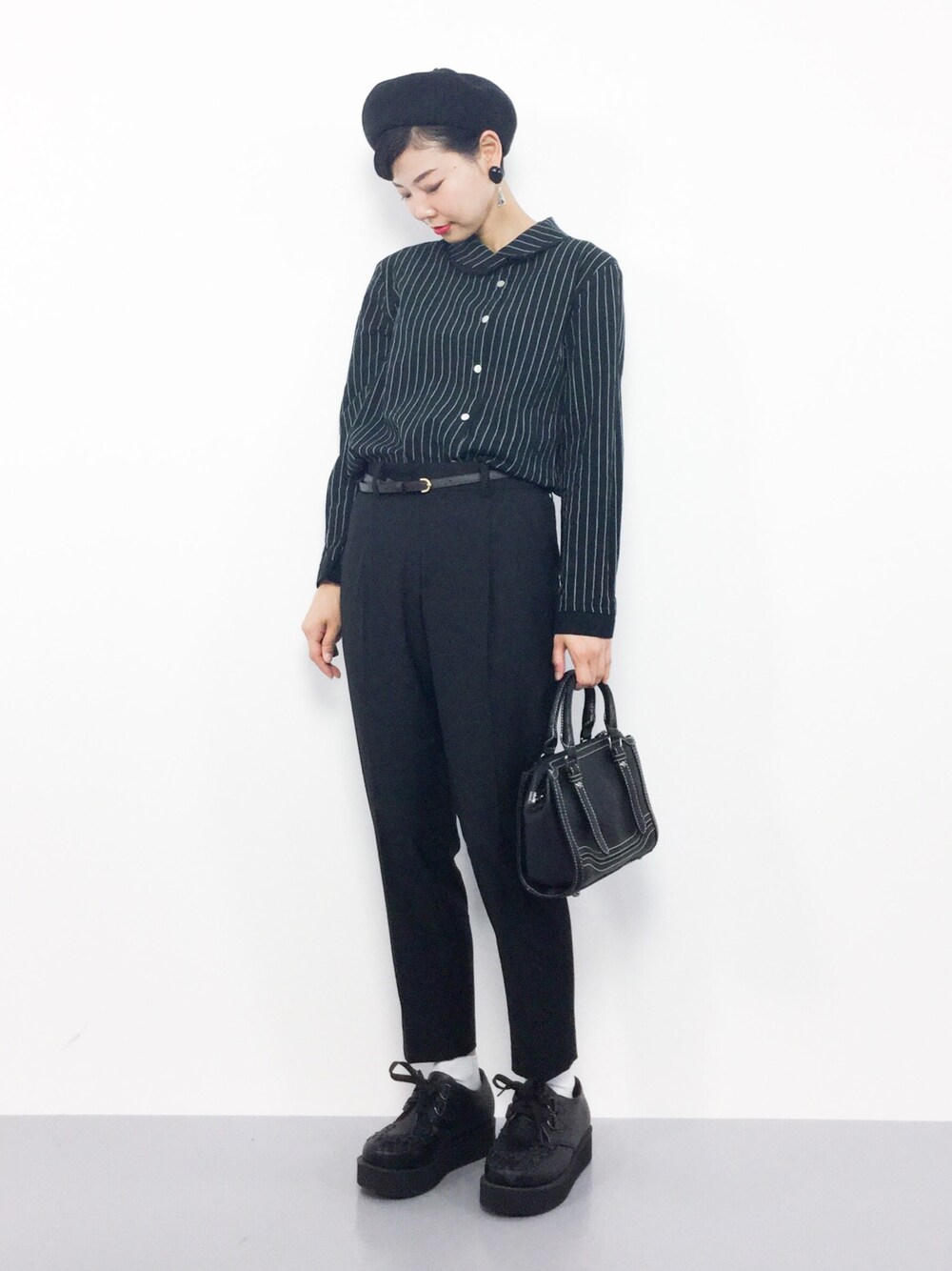 「ブラウス、ブラック、ベレー帽、秋のコーデ、黒、レトロ、タックパンツ、パンツスタイル、シャツスタイル、秋」｜「green label relaxingの[洗濯可能] ◆D TR タック ベルト パンツ（その他パンツ、ブラック系）」を使った、ambiさん（レディース・160cm）の秋コーディネートの1枚目の写真
