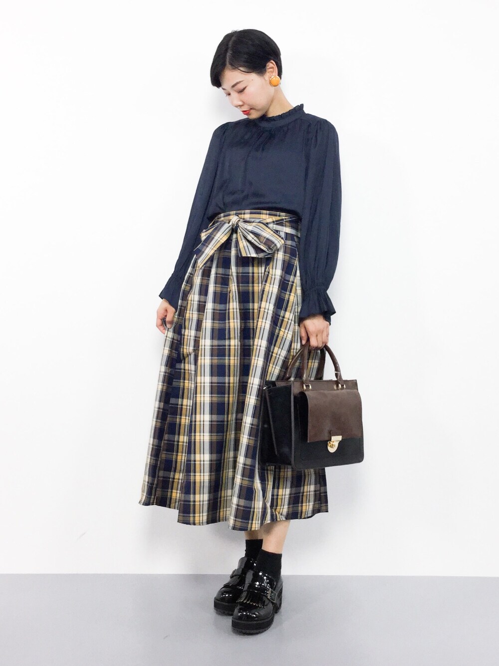 「ブラウス、フレアスカート、ネイビー、秋のコーデ、ロングスカート、ガーリー、earth music&ecology、レトロ、チェックスカート、秋コーデ」｜「earth music&ecologyのスキスカチェックロングスカート ○（スカート、イエロー系）」を使った、ambiさん（レディース・160cm）の秋コーディネートの1枚目の写真