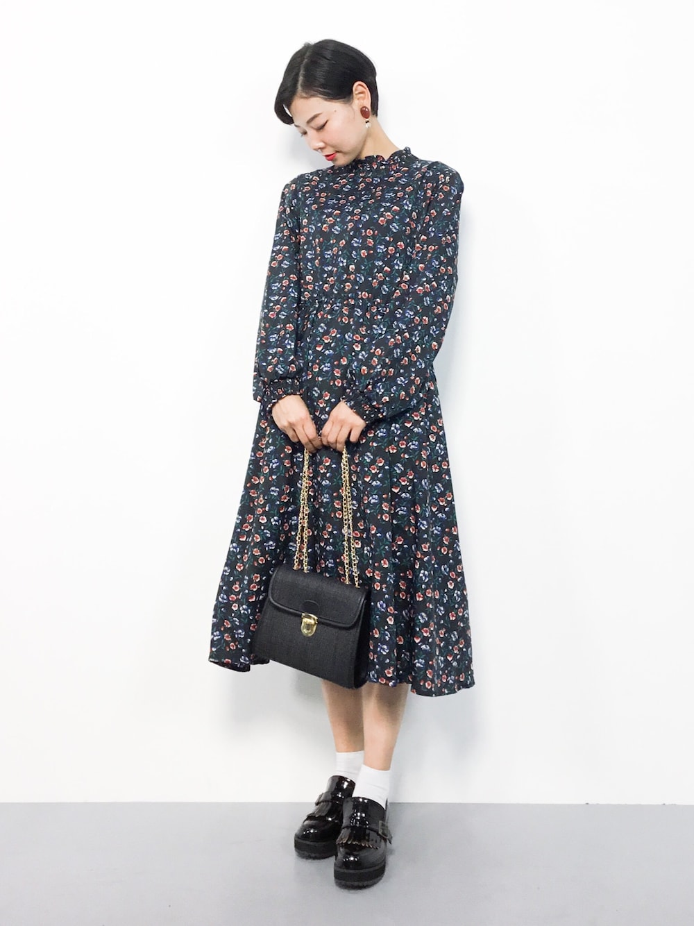 「ワンピース、秋のコーデ、黒、ガーリー、プチプラ、レトロ、きれいめカジュアル、小花柄、秋服、秋」｜「KOBE LETTUCEのシャーリングデザインワンピース＊レディース/花柄/ドット柄[E1876]神戸レタス（ワンピース、ブラック系）」を使った、ambiさん（レディース・160cm）の秋コーディネートの1枚目の写真