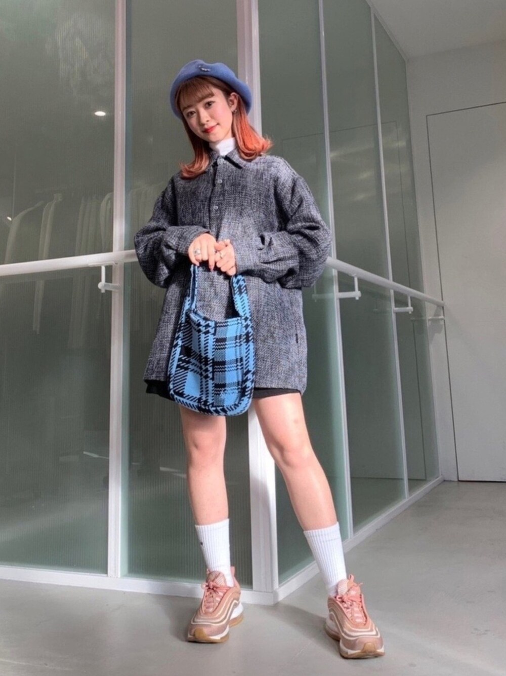 「ALAND、韓国ファッション、低身長コーデ、バッグ、ベレー帽、スニーカー、eyeeye、waze、韓国ブランド、エアマックス」｜「NIKEのアイテム（スニーカー、ピンク系）」を使った、Emiriさん（レディース・153cm）の秋コーディネートの1枚目の写真