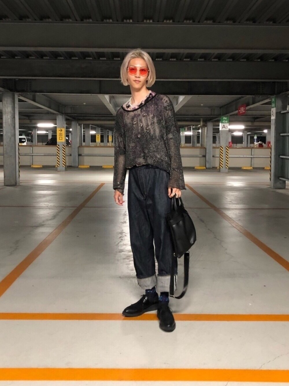 ブラック系のTシャツ/カットソー、パープル系のTシャツ/カットソー、ブルー系のデニムパンツを着用したメンズの夏コーディネートの1枚目の写真