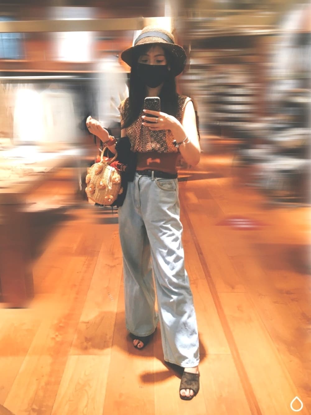 「ジーンズ、夏、Lily Brown、秋のコーデ、ootd、低身長、秋コーデ、きれいめカジュアル、パンツスタイル、EMODA」｜「Chicoのドットチュールミュール（サンダル、ブラック系）」を使った、🥘Achernarx🦉さん（レディース・161cm）の秋コーディネートの1枚目の写真