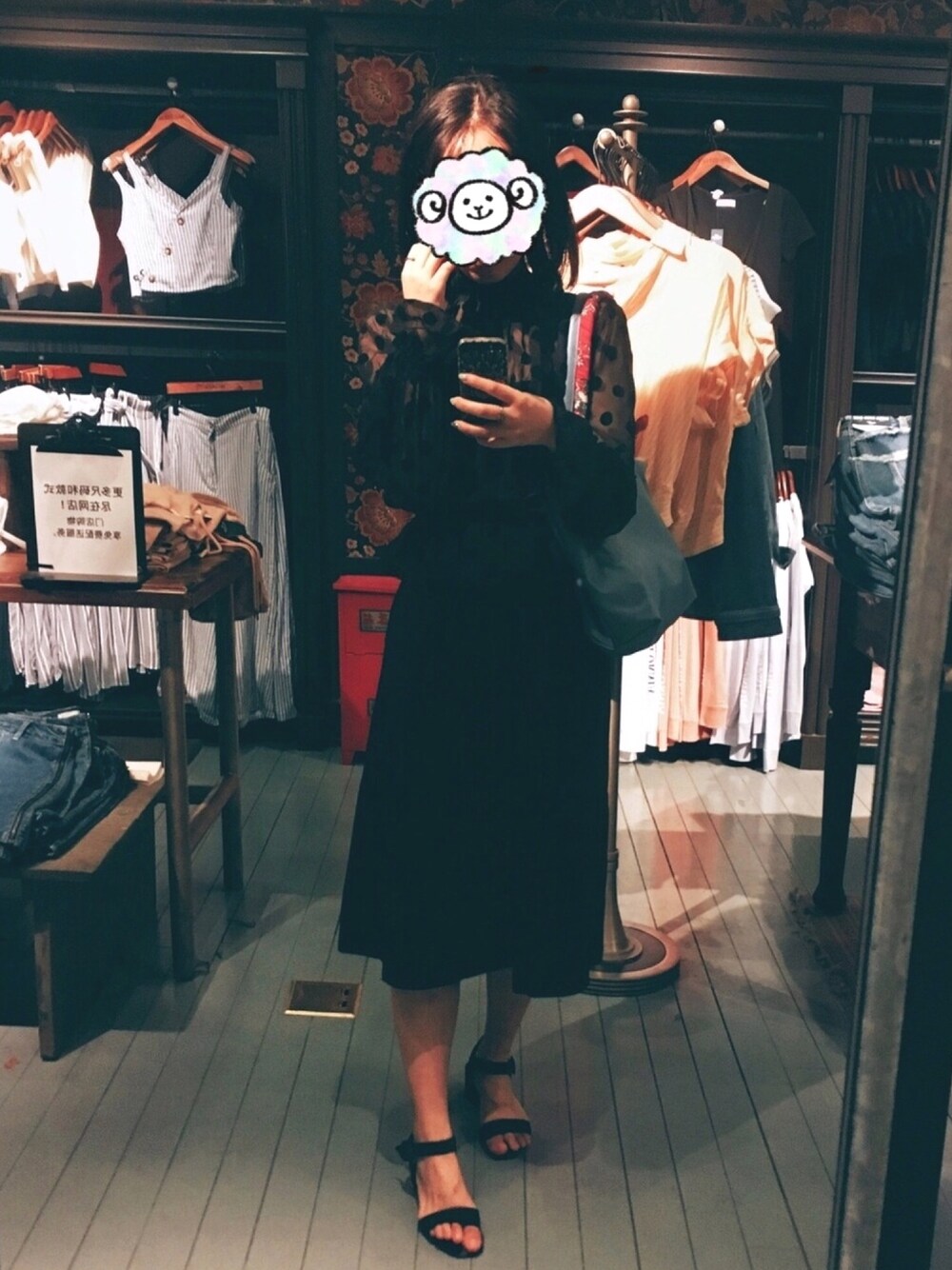 「夏コーデ、きれいめカジュアル、パンツスタイル、大人カジュアル、ootd、短髮、低身長、RedyAzel、LONGCHAMP、Ungrid」｜「REDYAZELのフロッキードットハイネックブラウス（シャツ/ブラウス、ブラック系）」を使った、🥘Achernarx🦉さん（レディース・161cm）の夏コーディネートの1枚目の写真