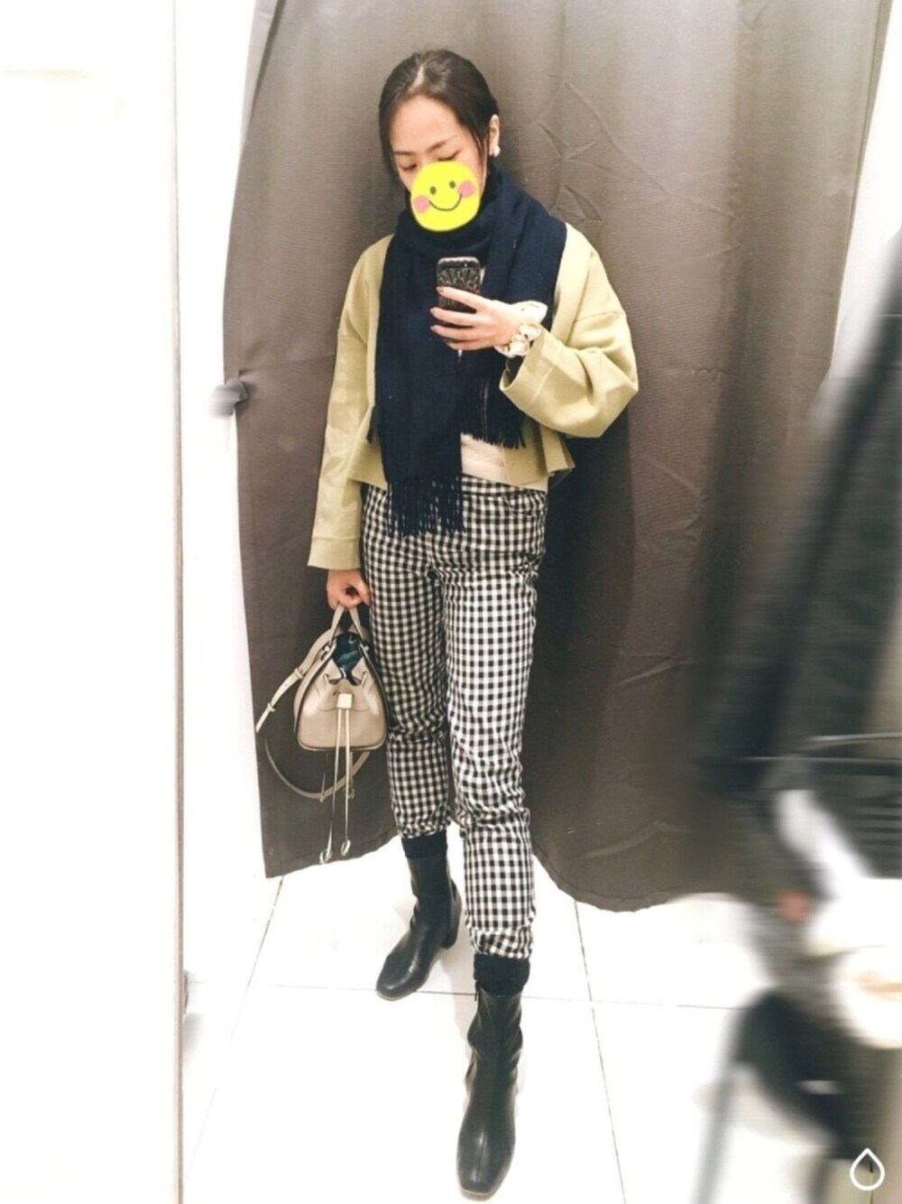 その他のその他パンツ、ブラック系のブーツ、ベージュ系のカーディガン/ボレロを着用したレディースの冬コーディネートの1枚目の写真