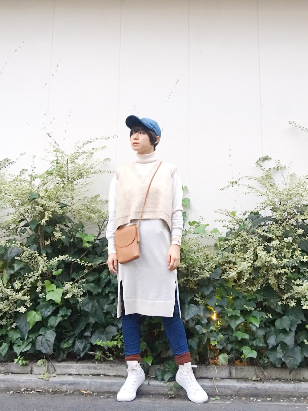 「ボーイッシュ、メンズライク、キャップ、タートルネックワンピース、タートルネック、ニットベスト、GU、converse、ショルダーバッグ、レイヤードスタイル」｜「TONE SELECT GOODSのフェイクスウェードキャップ/Color Low Cap（キャップ、ブルー系）」を使った、光永さん（レディース・159cm）の秋コーディネートの1枚目の写真