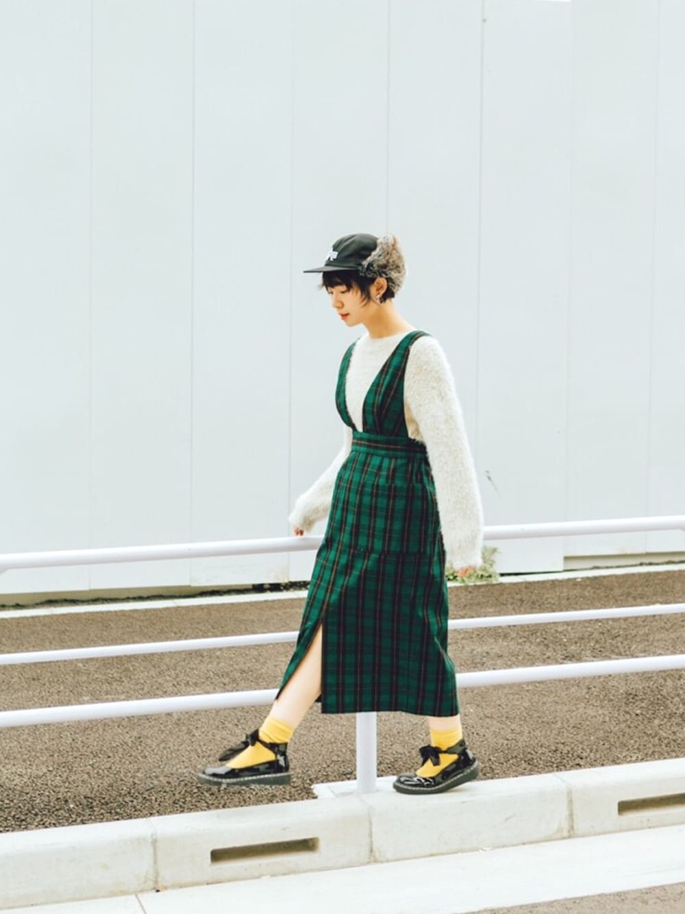 「Right-on、ジャンパースカート、フライトキャップ、パイロットキャップ、カジュアルコーデ、春、チェック、ストリート、もけもけ、白ニット」｜「Right-onのアイテム（ジャンパースカート、グリーン系）」を使った、光永さん（レディース・159cm）の冬コーディネートの1枚目の写真